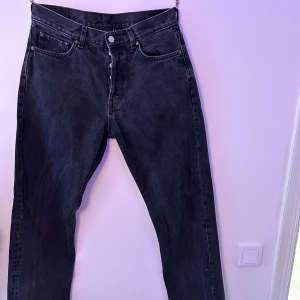 Weekday Jeans - Jag säljer mina använda och snygga Weekday jeans som tyvärr blivit försmå. Utan defekter och snygg passform. Är i modellen Space Relaxed Straight. 