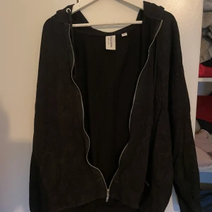 Svart ziphoodie  - Svart ziphoodie i storlek 40 