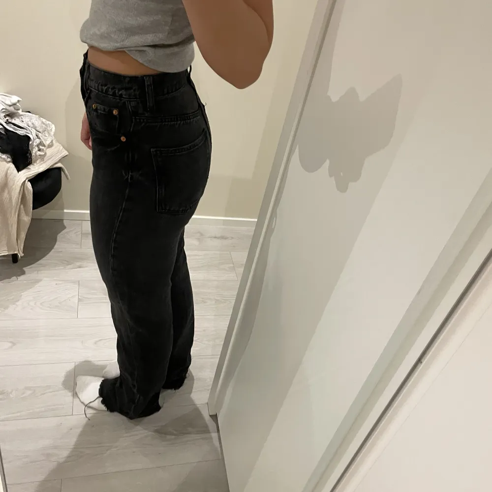 Svarta zara jeans i storlek 34, säljer för 180kr och köparen står för frakten 🤍❣️. Jeans & Byxor.