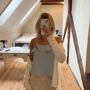 Topp från Andotherstories - Fin ljusblå topp från Andotherstories, strl 36. Endast använts vid ett par enstaka tillfällen. 100kr 🩵