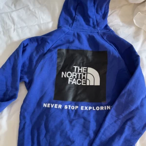 north face Hoodie  - Använd 2 gånger så i nyskick! Köpt för ca 700kr.