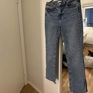 Ett par perfekta blå jeans med en slits nertill från H&M. Endast använda 1 gång då de tyvärr inte passade mig. I strl 38 💙