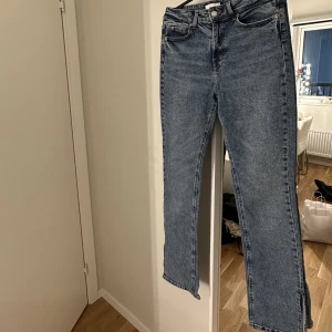 Blåa jeans med slits - Ett par perfekta blå jeans med en slits nertill från H&M. Endast använda 1 gång då de tyvärr inte passade mig. I strl 38 💙