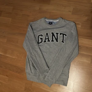 Sweatshirt  - Sweatshirt från gant som är knappt använd, säljes då den inte kommer till användning, ord pris: 600kr