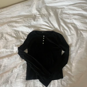 Tröja  - Finstickad tröja från zara. Nästan oanvänd så bra skick. M, men sitter som s skulle jag säga. Hör av dig om du undrar något!🩷