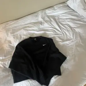 Sweatshirt från Nike. Använd men i  fint skick. Xs men passar även s. Hör av dig om du undrar något!🩷