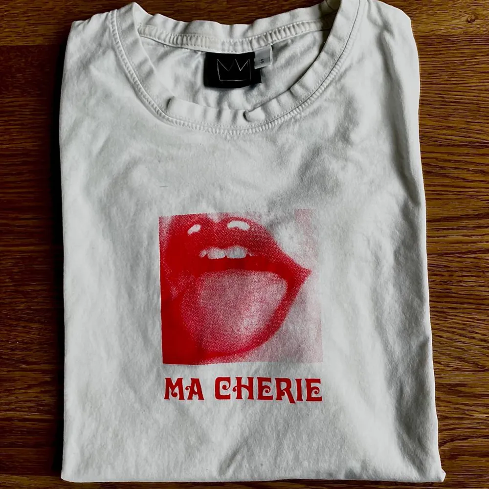 intressekoll på min hov1 ma cherie tshirt från deras officiella släpp 2019!   kom med förslag på pris!. T-shirts.