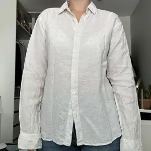 Ljusgrå linneskjorta! Använd fåtal gånger 
