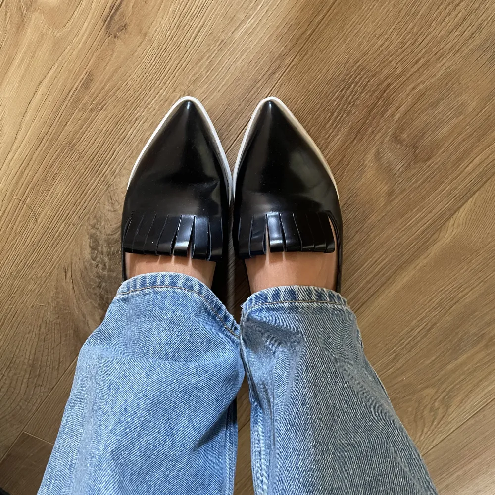 Ett par superfina Acne Studios loafers som tyvär är lite små på mig som vanligtvis har storlek 38! Använda men i bra skick (se bilderna). Skor.