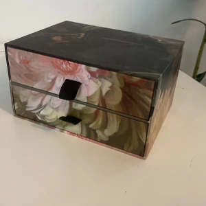 Smyckens låda  - Köpte denna smyckens låndan från guldfynden för ungefär två år sedan , den är i mycket bra skick och har knappast användas. Köpt för 350 