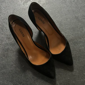 Ganni klackar - Ett par vintageklackar från ganni, spetsig tå. Så snygga att ha till kostymbyxor eller med ett par större jeans! Ingen hög klack så superlätta att gå i 🫶🏽Kommer dessvärre inte till användning längre. 