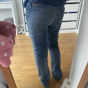 Lågmidjade Levis jeans - Kan sänka pris vid snabb affär!!!! Sjukt snygga lågmidjade Levis jeans, älskar tvätten men de är för långa för mig 😫😫 (jag är 161) midja 42, innerben 82. I topp skick och nypris över 1000kr. 450kr + 74kr frakt alternativt tryck på köp nu!! ☺️