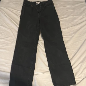 Hm jeans  - Säljer dessa svarta hm jeans från hm eftersom jag inte använder dom 