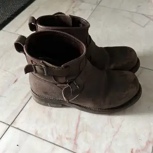 Låga bruna primeboots. Inköpta för 2000kr. Vid intresse kan fler bilder skickas.