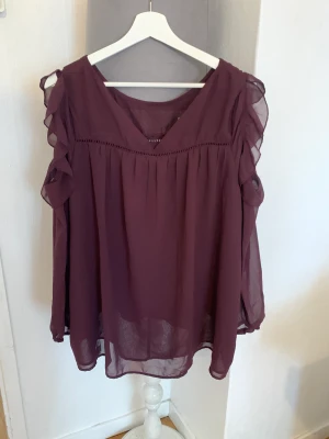 Vin röd/ lila blus  - Gott skick 100% poliester