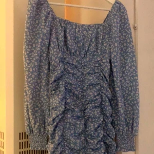 Klänning - Super fin klänning med blommor på! Den slutar lite ovanför knänen! Sitter ”tajt” mot kroppen som framgör ens kurvor🩵 storlek m men passar mig som brukar ha xs/s!