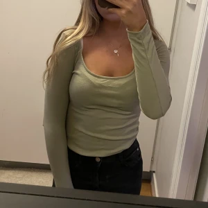 Långärmad topp  - Ljusgrön topp från NA-KD som är sparsamt använd o därav fint skick! Nypris 219kr🥰