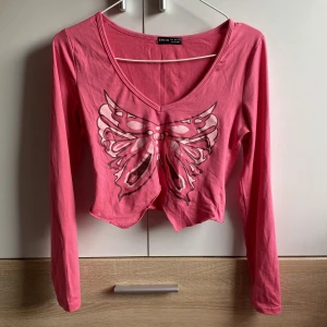 Supergulliga croppad tröja  - Gullig tröja med tryck! Den är i nyskick och är köpt i storlek S! 