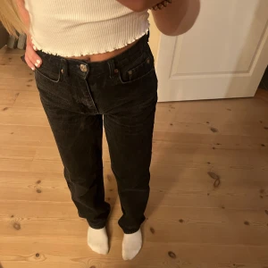 Jeans - Svarta raka jeans från gina tricot som passar mig som är 158 