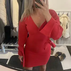 En jättefin röd klänning!! Knappt använd! Men jätteskön att ha på sig.  