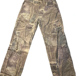 Jades London jeans - As feta graphic jeans från hades London dom är använda 1 gång och är som nya priset kan gå ner vid snabb affär