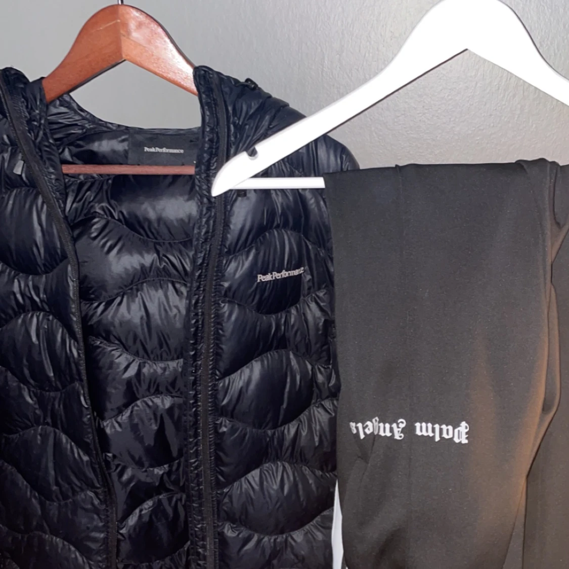 Paketpris peak performance jacka och Palm angels byxor