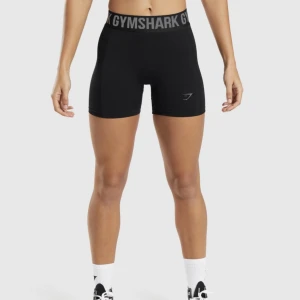 Gymshark sett - Svart somrigt gymshark sett. Med kropp topp och matchande byxor. Hittade bara bild på byxorna på nätet och kunde inte ta en bild på dom då dom för tillfället ligger hoss min mamma. Men vid behov kan jag få tag på en. Köps ihop settet. Super fint och favo!