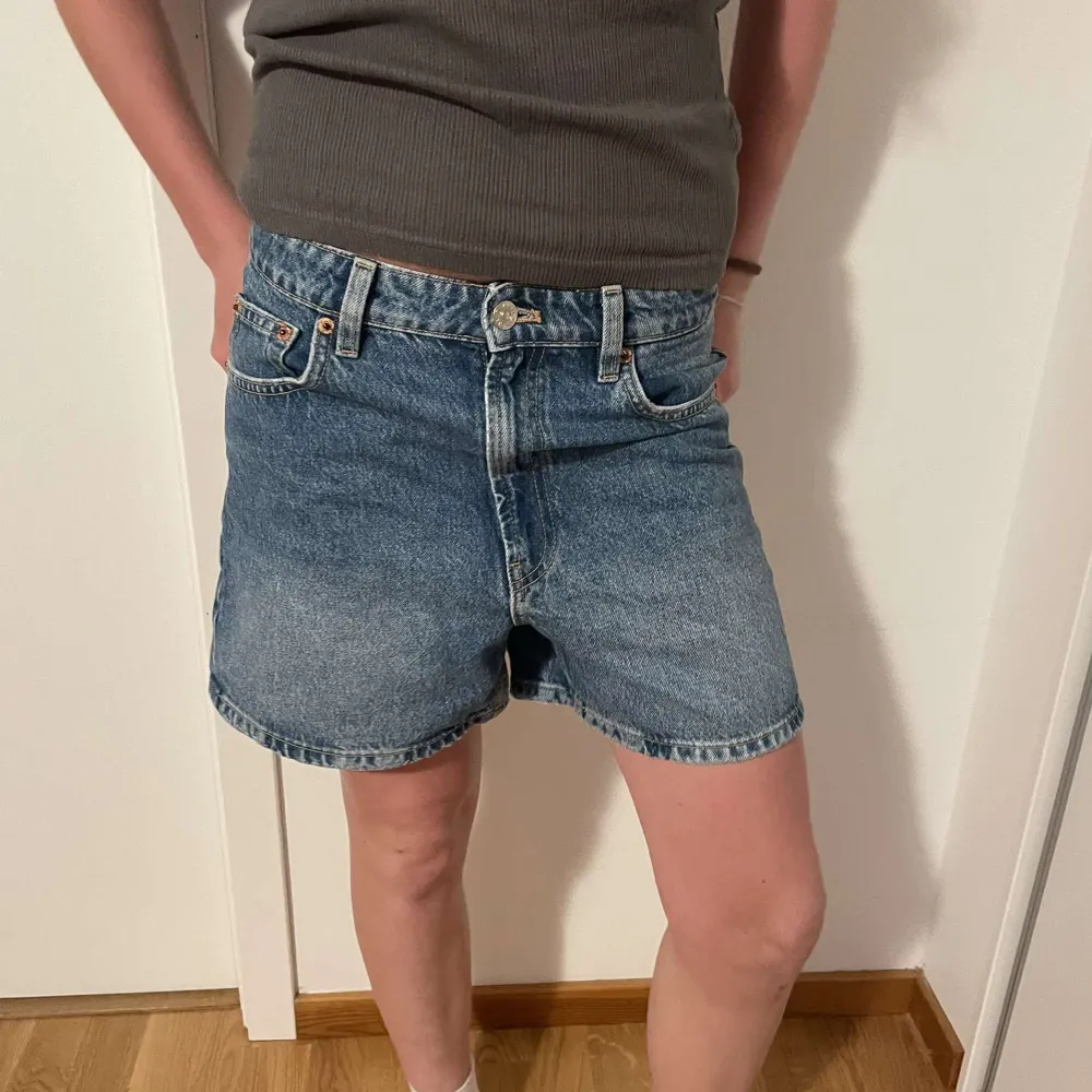 Perfekta jeansshorts i perfekt skick!!🌟🌟⭐️💫från zara. Shorts.