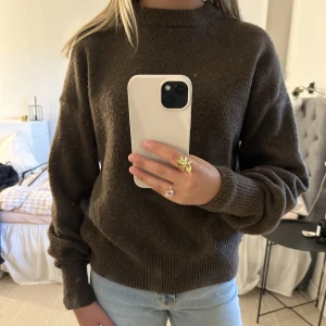 Stickad tröja  - Säljer denna fina stickade tröja från Bik Bok då jag har flera liknande. Då jag använt den ganska mycket men sparsamt är den i hyfsat bra sick. 