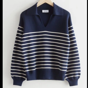  other Stories stickad tröja  - Sååå fin populär tröja från other stories i färg som inte säljs längre! Den är använd väldigt sparsamt och är i nyskick! Säljer den endast för att den inte kommer till förtjänad användning! 💕nypris 690 strl m men passar även s