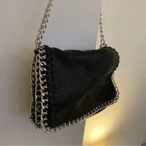 Tiamo väska i storlek M - Säljer då jag inte använder längre💕 Fint skick förutom att snörningen gått sönder på ett ställe men syns inte på utsidan bild 3🫶🏼