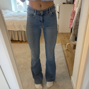 Jeans  - Säljer dessa snygga jeans från dr denim💓lite slitna längs nere vid byxan💓köparen står för frakt