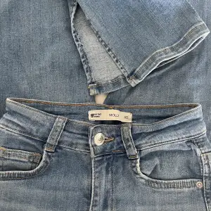 Säljer dessa jeans från Gina tricot i stl xs. Har slits längst ned. ❤️
