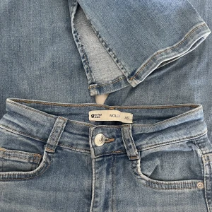 Gina jeans - Säljer dessa jeans från Gina tricot i stl xs. Har slits längst ned. ❤️