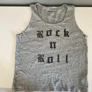 Zadig Voltaire linne - Snyggt Zadig Voltaire linne i grått med texten rock n’ roll i fint skick. Storlek xs