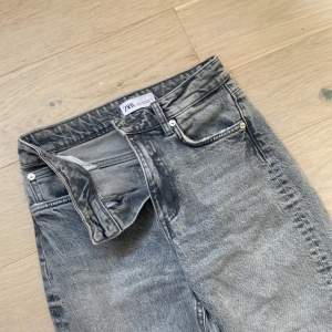 Dessa fina gråa zara jeans är nu till salu de är midwaist/lågmidjade och i super fint skick men används inte längre, jeansen har två slittar på båda benen men inga defekter💞 