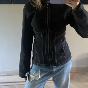 Jacka - Säljer den här snygga jackan från pull and bear i storlek s!!!aldrig använd💕
