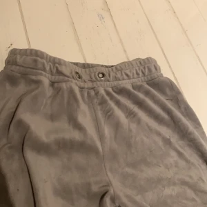 Mjukis byxor - Byxor från Gina tricot i storlek xxs väl använda och saknar band därav priset men en liten fläck som inte är jättesynlig 
