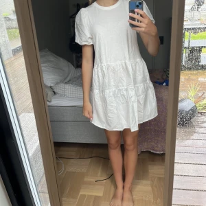 Zara mini klänning  - Säljer min superfina mini klänning från zara! Nästan aldrig använd och i superfint skick! 