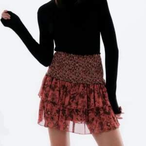 Säljer denna populära  kjol från zara som aldrig är använd!💗 
