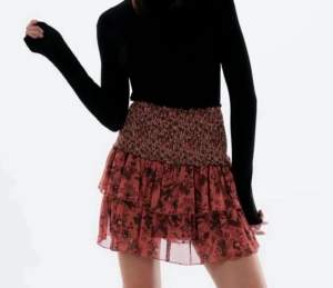Säljer denna populära  kjol från zara som aldrig är använd!💗 