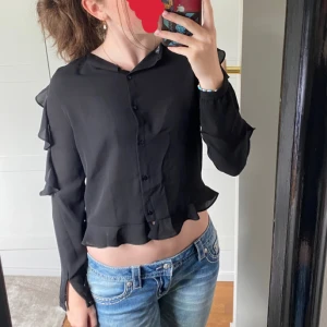 Svart blus - Superfin svart blus från zara. Blusen har volang på ärmarna (se blid 2) köparen står för frakt 
