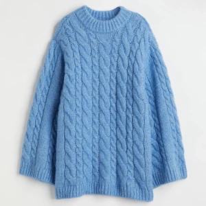 Stickad tröja - Säljer min stickade mysig tröja! Fint skick, endast använd få gånger! varm eftersom tröjan innehåller Ull. Kontakta för fler bilder!💕