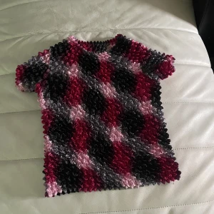 T-shirt  - Sjukt cool t-shirt som jag köpte på en loppis för ett tag sen! Står ingen storlek i den men skulle säga att den passar från xs-L