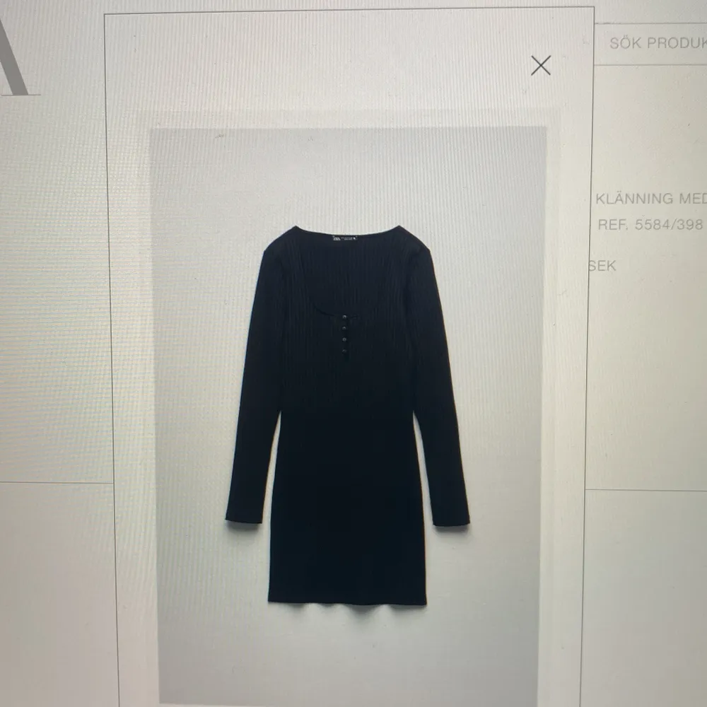 Svart ribbad klänning från Zara med knappar, aldrig använd endast testad! . Mekot.