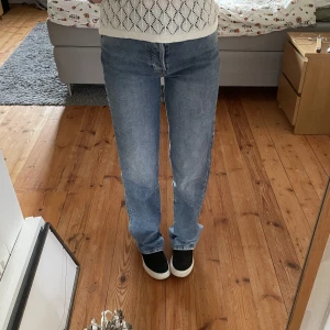 Blå jeans - Raka jeans från bikbok som knappt är använda, mycket bra skick💜