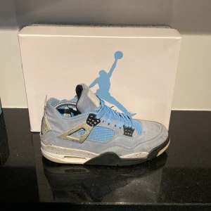 Unc blue Jordan 4  - 💯Säljer mina Nya university blue ✅Jordan 4 har ej kvitto🧾 kvar box 🚚kommer med dock💸