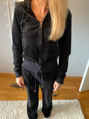 Juciy couture - Köpte för ett år sedan men inte använt så mycket. Kläderna har inga sakador, ser som nytt ut.  Priset kan diskuteras, kan gå ner i pris. Det går även att köpa som ett sett och separat, settet kostar 1300kr, varje del kostar 650kr