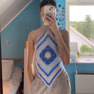 Virkad topp - Superfin virkad topp! Perfekt till både vår, sommar och höst. Exemplaret på bilden säljs ej, utan jag tar beställningar i valfri färg och strl genom att du kontaktar mig här!🤍