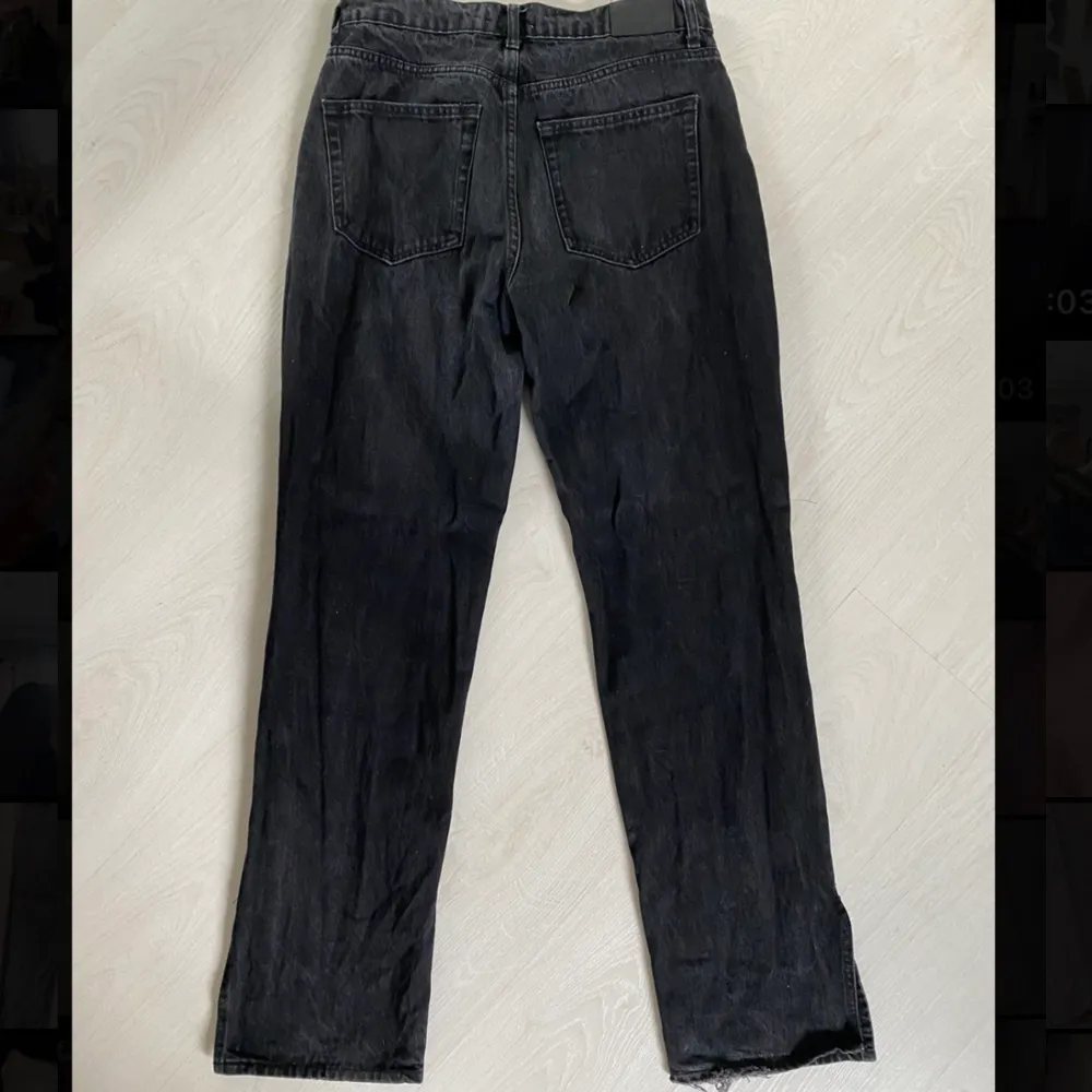 Säljer dessa fina jeansen då de är förstora, de är ifrån Gina Tricot och har en slit på yttre sidan av båda benen! 🖤. Jeans & Byxor.